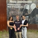 Uczniowie naszej szkoły uczestniczyli w wyjątkowych warsztatach rozwijających rezyliencję i odporność psychiczną, które odbyły się w Międzynarodowym Centrum Konferencyjnym w Krzyżowej, przy wsparciu Fundacji Krzyżowa dla Porozumienia Europejskiego. Zajęcia zostały zorganizowane w ramach projektu „Międzypowiatowa droga do edukacyjnego sukcesu szkół zawodowych powiatów dzierżoniowskiego, kłodzkiego i świdnickiego”. Celem spotkania było wyposażenie młodzieży w praktyczne narzędzia pomocne w radzeniu sobie ze stresem, wzmacnianiu poczucia własnej wartości oraz budowaniu pozytywnych relacji z otoczeniem. Uczniowie mieli okazję do głębszego poznania siebie, pracy w grupie oraz rozwijania kompetencji społeczno-emocjonalnych, które są dziś nieodzowne w życiu osobistym i zawodowym.