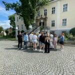 Uczniowie naszej szkoły uczestniczyli w wyjątkowych warsztatach rozwijających rezyliencję i odporność psychiczną, które odbyły się w Międzynarodowym Centrum Konferencyjnym w Krzyżowej, przy wsparciu Fundacji Krzyżowa dla Porozumienia Europejskiego. Zajęcia zostały zorganizowane w ramach projektu „Międzypowiatowa droga do edukacyjnego sukcesu szkół zawodowych powiatów dzierżoniowskiego, kłodzkiego i świdnickiego”. Celem spotkania było wyposażenie młodzieży w praktyczne narzędzia pomocne w radzeniu sobie ze stresem, wzmacnianiu poczucia własnej wartości oraz budowaniu pozytywnych relacji z otoczeniem. Uczniowie mieli okazję do głębszego poznania siebie, pracy w grupie oraz rozwijania kompetencji społeczno-emocjonalnych, które są dziś nieodzowne w życiu osobistym i zawodowym.