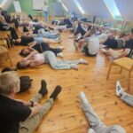 Uczniowie naszej szkoły uczestniczyli w wyjątkowych warsztatach rozwijających rezyliencję i odporność psychiczną, które odbyły się w Międzynarodowym Centrum Konferencyjnym w Krzyżowej, przy wsparciu Fundacji Krzyżowa dla Porozumienia Europejskiego. Zajęcia zostały zorganizowane w ramach projektu „Międzypowiatowa droga do edukacyjnego sukcesu szkół zawodowych powiatów dzierżoniowskiego, kłodzkiego i świdnickiego”. Celem spotkania było wyposażenie młodzieży w praktyczne narzędzia pomocne w radzeniu sobie ze stresem, wzmacnianiu poczucia własnej wartości oraz budowaniu pozytywnych relacji z otoczeniem. Uczniowie mieli okazję do głębszego poznania siebie, pracy w grupie oraz rozwijania kompetencji społeczno-emocjonalnych, które są dziś nieodzowne w życiu osobistym i zawodowym.