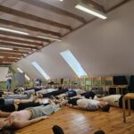 Uczniowie naszej szkoły uczestniczyli w wyjątkowych warsztatach rozwijających rezyliencję i odporność psychiczną, które odbyły się w Międzynarodowym Centrum Konferencyjnym w Krzyżowej, przy wsparciu Fundacji Krzyżowa dla Porozumienia Europejskiego. Zajęcia zostały zorganizowane w ramach projektu „Międzypowiatowa droga do edukacyjnego sukcesu szkół zawodowych powiatów dzierżoniowskiego, kłodzkiego i świdnickiego”. Celem spotkania było wyposażenie młodzieży w praktyczne narzędzia pomocne w radzeniu sobie ze stresem, wzmacnianiu poczucia własnej wartości oraz budowaniu pozytywnych relacji z otoczeniem. Uczniowie mieli okazję do głębszego poznania siebie, pracy w grupie oraz rozwijania kompetencji społeczno-emocjonalnych, które są dziś nieodzowne w życiu osobistym i zawodowym.