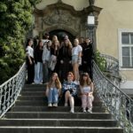 Uczniowie naszej szkoły uczestniczyli w wyjątkowych warsztatach rozwijających rezyliencję i odporność psychiczną, które odbyły się w Międzynarodowym Centrum Konferencyjnym w Krzyżowej, przy wsparciu Fundacji Krzyżowa dla Porozumienia Europejskiego. Zajęcia zostały zorganizowane w ramach projektu „Międzypowiatowa droga do edukacyjnego sukcesu szkół zawodowych powiatów dzierżoniowskiego, kłodzkiego i świdnickiego”. Celem spotkania było wyposażenie młodzieży w praktyczne narzędzia pomocne w radzeniu sobie ze stresem, wzmacnianiu poczucia własnej wartości oraz budowaniu pozytywnych relacji z otoczeniem. Uczniowie mieli okazję do głębszego poznania siebie, pracy w grupie oraz rozwijania kompetencji społeczno-emocjonalnych, które są dziś nieodzowne w życiu osobistym i zawodowym.