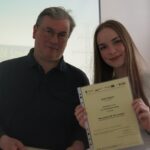 03.06.2025 nasza młodzież z klas 3i, 4f TEO i 4a TB uczestniczyła w warsztatach OZE w Centrum Technologii Energetycznych w Świdnicy. Zwieńczeniem były otrzymane Certyfikaty uprawniające młodzież do pracy z panelami PV, pompami ciepła oraz magazynami energii. Opiekunami byli Panowie Krzysztof Gałuszka i Norbert Kapecki.