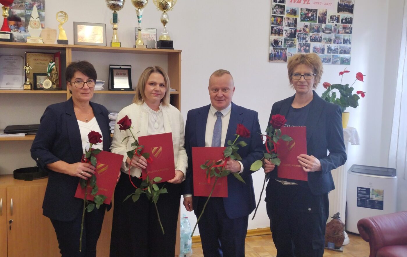 Dzisiaj nagrody Starosty Kłodzkiego z okazji Dnia Edukacji Narodowej otrzymali nasi nauczycieli: - Pani Alicja Dereń - Pani Małgorzata Majewska - Pani wicedyrektor Dorota Błauta - Pan dyrektor Rafał Olecha GRATULUJEMY 🙂