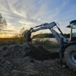 Uczniowie kontynuują kurs na koparko- ładowarkę w ramach projektu Międzypowiatowa droga do edukacyjnego sukcesu szkół zawodowych powiatów dzierżoniowskiego, kłodzkiego i świdnickiego.