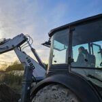 Uczniowie kontynuują kurs na koparko- ładowarkę w ramach projektu Międzypowiatowa droga do edukacyjnego sukcesu szkół zawodowych powiatów dzierżoniowskiego, kłodzkiego i świdnickiego.