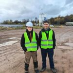 Uczniowie kontynuują kurs na koparko- ładowarkę w ramach projektu Międzypowiatowa droga do edukacyjnego sukcesu szkół zawodowych powiatów dzierżoniowskiego, kłodzkiego i świdnickiego.