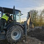 Uczniowie kontynuują kurs na koparko- ładowarkę w ramach projektu Międzypowiatowa droga do edukacyjnego sukcesu szkół zawodowych powiatów dzierżoniowskiego, kłodzkiego i świdnickiego.