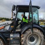 Uczniowie kontynuują kurs na koparko- ładowarkę w ramach projektu Międzypowiatowa droga do edukacyjnego sukcesu szkół zawodowych powiatów dzierżoniowskiego, kłodzkiego i świdnickiego.