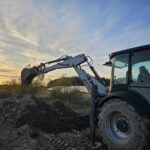 Uczniowie kontynuują kurs na koparko- ładowarkę w ramach projektu Międzypowiatowa droga do edukacyjnego sukcesu szkół zawodowych powiatów dzierżoniowskiego, kłodzkiego i świdnickiego.