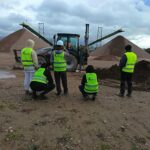 Uczniowie kontynuują kurs na koparko- ładowarkę w ramach projektu Międzypowiatowa droga do edukacyjnego sukcesu szkół zawodowych powiatów dzierżoniowskiego, kłodzkiego i świdnickiego.