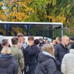 Dzielni młodzi ludzie posadzili około 100 sadzonek młodych buków