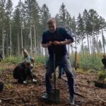 Dzielni młodzi ludzie posadzili około 100 sadzonek młodych buków