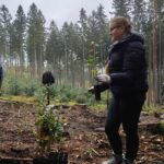 Dzielni młodzi ludzie posadzili około 100 sadzonek młodych buków