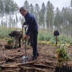 Dzielni młodzi ludzie posadzili około 100 sadzonek młodych buków