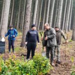 Dzielni młodzi ludzie posadzili około 100 sadzonek młodych buków