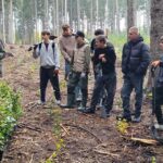Dzielni młodzi ludzie posadzili około 100 sadzonek młodych buków