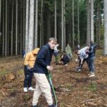 Dzielni młodzi ludzie posadzili około 100 sadzonek młodych buków