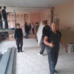 Uczniowie klas Ig (technik aranżacji wnętrz) oraz IIab w ramach praktyk przygotowują salę komputerową w Szkole Podstawowej numer 3 w Kłodzku