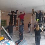 Uczniowie klas Ig (technik aranżacji wnętrz) oraz IIab w ramach praktyk przygotowują salę komputerową w Szkole Podstawowej numer 3 w Kłodzku