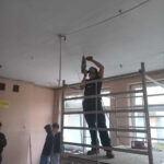 Uczniowie klas Ig (technik aranżacji wnętrz) oraz IIab w ramach praktyk przygotowują salę komputerową w Szkole Podstawowej numer 3 w Kłodzku