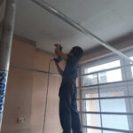 Uczniowie klas Ig (technik aranżacji wnętrz) oraz IIab w ramach praktyk przygotowują salę komputerową w Szkole Podstawowej numer 3 w Kłodzku