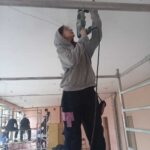 Uczniowie klas Ig (technik aranżacji wnętrz) oraz IIab w ramach praktyk przygotowują salę komputerową w Szkole Podstawowej numer 3 w Kłodzku