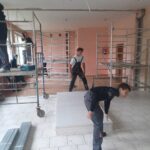 Uczniowie klas Ig (technik aranżacji wnętrz) oraz IIab w ramach praktyk przygotowują salę komputerową w Szkole Podstawowej numer 3 w Kłodzku