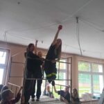 Uczniowie klas Ig (technik aranżacji wnętrz) oraz IIab w ramach praktyk przygotowują salę komputerową w Szkole Podstawowej numer 3 w Kłodzku