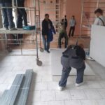 Uczniowie klas Ig (technik aranżacji wnętrz) oraz IIab w ramach praktyk przygotowują salę komputerową w Szkole Podstawowej numer 3 w Kłodzku