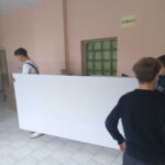 Uczniowie klas Ig (technik aranżacji wnętrz) oraz IIab w ramach praktyk przygotowują salę komputerową w Szkole Podstawowej numer 3 w Kłodzku