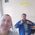 Uczniowie klas Ig (technik aranżacji wnętrz) oraz IIab w ramach praktyk przygotowują salę komputerową w Szkole Podstawowej numer 3 w Kłodzku