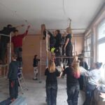 Uczniowie klas Ig (technik aranżacji wnętrz) oraz IIab w ramach praktyk przygotowują salę komputerową w Szkole Podstawowej numer 3 w Kłodzku