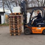 Uczniowie w ramach projektu Międzypowiatowa droga do edukacyjnego sukcesu szkół zawodowych powiatów dzierżoniowskiego, kłodzkiego i świdnickiego uczestniczyli w kursie obsługi wózków widłowych.