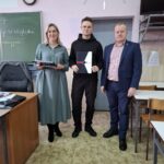 W dniu dzisiejszym uczniowie otrzymali uprawnienia do obsługi koparko-ładowarki oraz wózków widłowych. Kursy odbyły się w ramach projektu Międzypowiatowa droga do edukacyjnego sukcesu szkół zawodowych powiatów dzierżoniowskiego, kłodzkiego i świdnickiego.