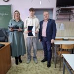 W dniu dzisiejszym uczniowie otrzymali uprawnienia do obsługi koparko-ładowarki oraz wózków widłowych. Kursy odbyły się w ramach projektu Międzypowiatowa droga do edukacyjnego sukcesu szkół zawodowych powiatów dzierżoniowskiego, kłodzkiego i świdnickiego.