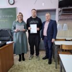 W dniu dzisiejszym uczniowie otrzymali uprawnienia do obsługi koparko-ładowarki oraz wózków widłowych. Kursy odbyły się w ramach projektu Międzypowiatowa droga do edukacyjnego sukcesu szkół zawodowych powiatów dzierżoniowskiego, kłodzkiego i świdnickiego.