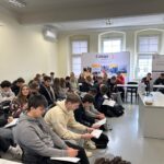 W dniu 25. marca uczniowie klas czwartych A, B, C, F I G wzięli udział w zajęciach warsztatowych na Międzynarodowej Wyższej Szkole Logistyki i transportu. Był to wyjazd w ramach Projektu „Międzypowiatowa droga do edukacyjnego sukcesu szkół zawodowych powiatów dzierżoniowskiego, kłodzkiego I świdnickiego”. Uczniowie poznawali sekrety zawodu logistyka i spedytora korzystając z najnowszych technologicznych nowinek(system VR) . Opiekunami młodzieży byli J. Danielczyk, K. Szot, D. Samodur i T. Węglarz.