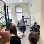 W dniu 25. marca uczniowie klas czwartych A, B, C, F I G wzięli udział w zajęciach warsztatowych na Międzynarodowej Wyższej Szkole Logistyki i transportu. Był to wyjazd w ramach Projektu „Międzypowiatowa droga do edukacyjnego sukcesu szkół zawodowych powiatów dzierżoniowskiego, kłodzkiego I świdnickiego”. Uczniowie poznawali sekrety zawodu logistyka i spedytora korzystając z najnowszych technologicznych nowinek(system VR) . Opiekunami młodzieży byli J. Danielczyk, K. Szot, D. Samodur i T. Węglarz.