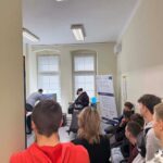 W dniu 25. marca uczniowie klas czwartych A, B, C, F I G wzięli udział w zajęciach warsztatowych na Międzynarodowej Wyższej Szkole Logistyki i transportu. Był to wyjazd w ramach Projektu „Międzypowiatowa droga do edukacyjnego sukcesu szkół zawodowych powiatów dzierżoniowskiego, kłodzkiego I świdnickiego”. Uczniowie poznawali sekrety zawodu logistyka i spedytora korzystając z najnowszych technologicznych nowinek(system VR) . Opiekunami młodzieży byli J. Danielczyk, K. Szot, D. Samodur i T. Węglarz.