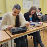 W ramach projektu Międzypowiatowej drogi do edukacyjnego sukcesu szkół zawodowych powiatów dzierżoniowskiego, kłodzkiego i świdnickiego uczniowie biorą udział w kursie dotyczącym obsługi kas fiskalnych i terminali płatniczych