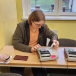 W ramach projektu Międzypowiatowej drogi do edukacyjnego sukcesu szkół zawodowych powiatów dzierżoniowskiego, kłodzkiego i świdnickiego uczniowie biorą udział w kursie dotyczącym obsługi kas fiskalnych i terminali płatniczych