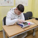 W ramach projektu Międzypowiatowej drogi do edukacyjnego sukcesu szkół zawodowych powiatów dzierżoniowskiego, kłodzkiego i świdnickiego uczniowie biorą udział w kursie dotyczącym obsługi kas fiskalnych i terminali płatniczych
