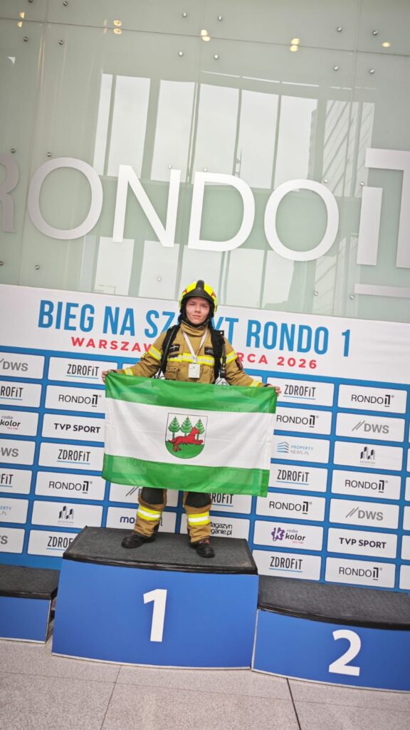 Dzisiaj nasz uczeń – Jakub Wojtysiak z klasy strażackiej – wziął udział w wyjątkowym wydarzeniu: biegu na szczyt Rondo 1 🏃‍♂️ Rondo 1 to pierwszy budynek wysokościowy klasy AAA, który powstał w Warszawie. Został zaprojektowany przez światowej sławy architektów z amerykańskiej pracowni Skidmore, Owings & Merrill. To nie był zwykły bieg – całe wydarzenie miało charakter charytatywny, a zebrane środki zostaną przekazane na wsparcie SOS Wioski Dziecięce ❤️ W pełnym umundurowaniu Jakub pokonał trasę 37 pięter w czasie 12:00 🦸🏻‍♂️👍 Jesteśmy ogromnie dumni z jego zaangażowania, determinacji i chęci niesienia pomocy innym. Brawo, Jakub! 👏