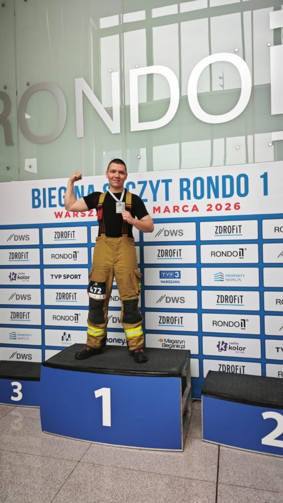 Dzisiaj nasz uczeń – Jakub Wojtysiak z klasy strażackiej – wziął udział w wyjątkowym wydarzeniu: biegu na szczyt Rondo 1 🏃‍♂️ Rondo 1 to pierwszy budynek wysokościowy klasy AAA, który powstał w Warszawie. Został zaprojektowany przez światowej sławy architektów z amerykańskiej pracowni Skidmore, Owings & Merrill. To nie był zwykły bieg – całe wydarzenie miało charakter charytatywny, a zebrane środki zostaną przekazane na wsparcie SOS Wioski Dziecięce ❤️ W pełnym umundurowaniu Jakub pokonał trasę 37 pięter w czasie 12:00 🦸🏻‍♂️👍 Jesteśmy ogromnie dumni z jego zaangażowania, determinacji i chęci niesienia pomocy innym. Brawo, Jakub! 👏