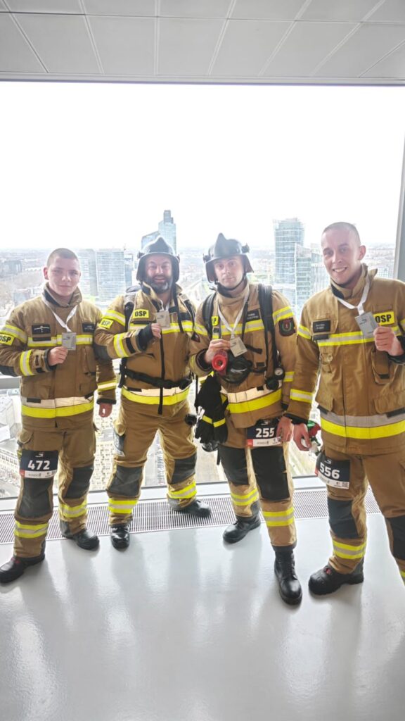 Dzisiaj nasz uczeń – Jakub Wojtysiak z klasy strażackiej – wziął udział w wyjątkowym wydarzeniu: biegu na szczyt Rondo 1 🏃‍♂️ Rondo 1 to pierwszy budynek wysokościowy klasy AAA, który powstał w Warszawie. Został zaprojektowany przez światowej sławy architektów z amerykańskiej pracowni Skidmore, Owings & Merrill. To nie był zwykły bieg – całe wydarzenie miało charakter charytatywny, a zebrane środki zostaną przekazane na wsparcie SOS Wioski Dziecięce ❤️ W pełnym umundurowaniu Jakub pokonał trasę 37 pięter w czasie 12:00 🦸🏻‍♂️👍 Jesteśmy ogromnie dumni z jego zaangażowania, determinacji i chęci niesienia pomocy innym. Brawo, Jakub! 👏