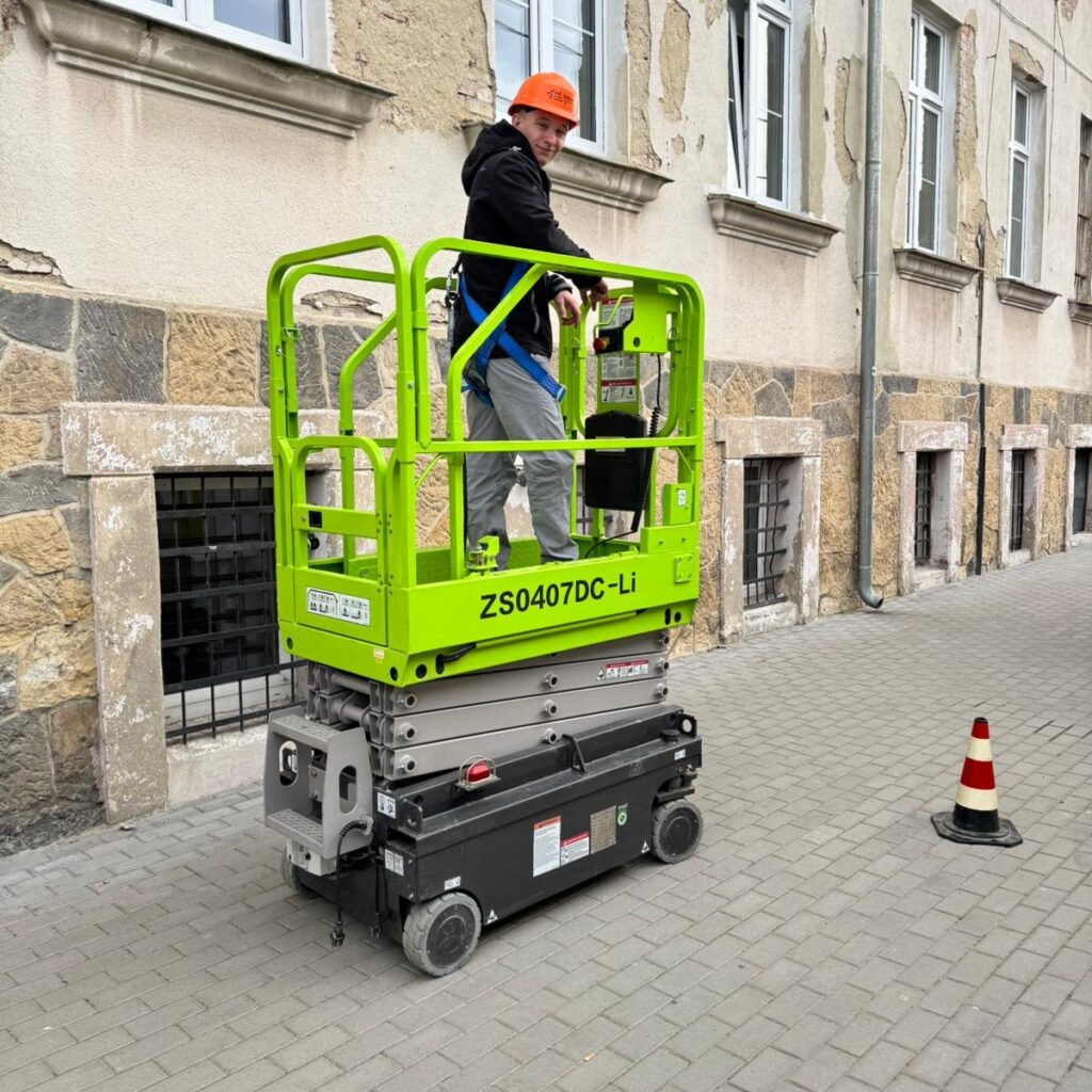 Uczniowie w ramach projektu „Międzypowiatowej drogi do edukacyjnego sukcesu szkół zawodowych powiatów dzierżoniowskiego, kłodzkiego i świdnickiego” uczestniczą w kursie podestów ruchomych