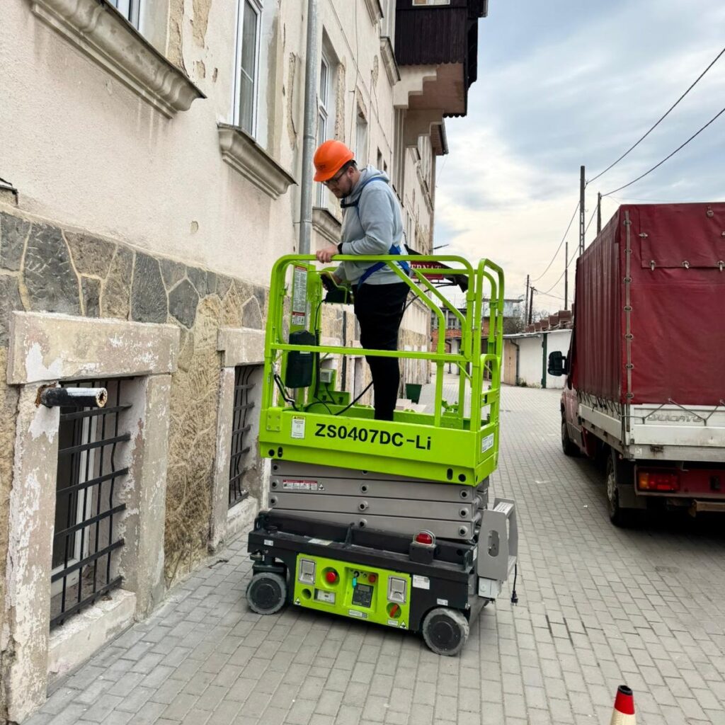 Uczniowie w ramach projektu „Międzypowiatowej drogi do edukacyjnego sukcesu szkół zawodowych powiatów dzierżoniowskiego, kłodzkiego i świdnickiego” uczestniczą w kursie podestów ruchomych