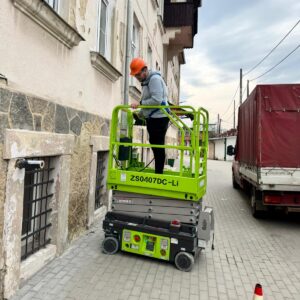 Uczniowie w ramach projektu „Międzypowiatowej drogi do edukacyjnego sukcesu szkół zawodowych powiatów dzierżoniowskiego, kłodzkiego i świdnickiego” uczestniczą w kursie podestów ruchomych