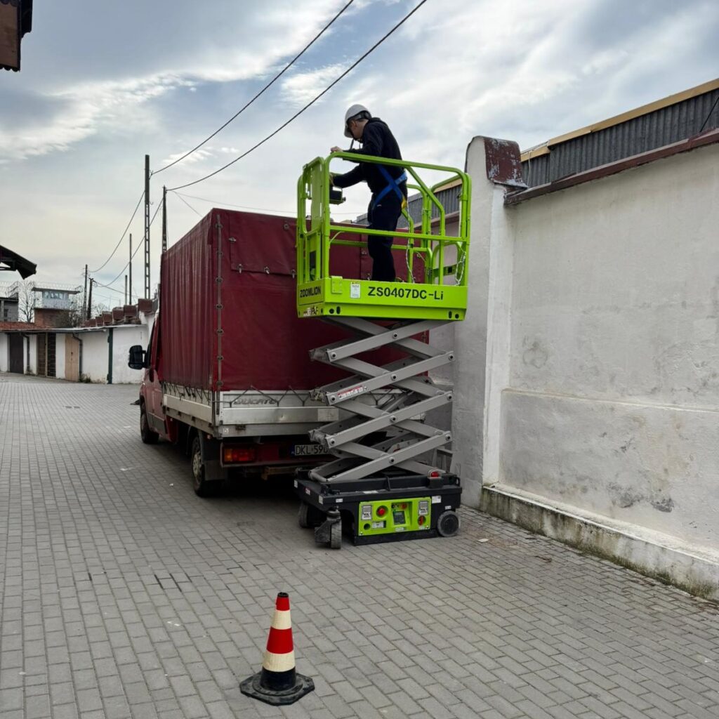 Uczniowie w ramach projektu „Międzypowiatowej drogi do edukacyjnego sukcesu szkół zawodowych powiatów dzierżoniowskiego, kłodzkiego i świdnickiego” uczestniczą w kursie podestów ruchomych