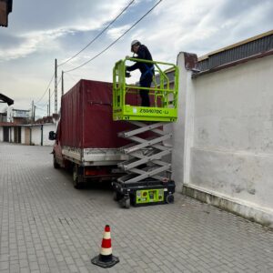 Uczniowie w ramach projektu „Międzypowiatowej drogi do edukacyjnego sukcesu szkół zawodowych powiatów dzierżoniowskiego, kłodzkiego i świdnickiego” uczestniczą w kursie podestów ruchomych